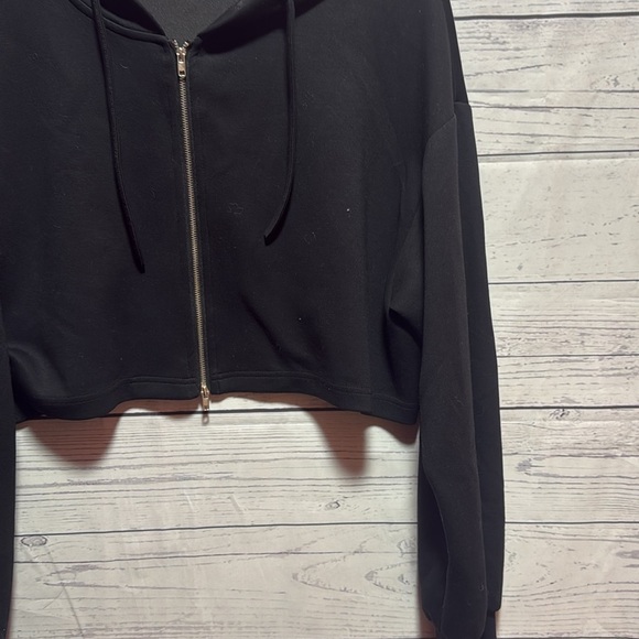 OGL cropped active wear hoodie - Picture 2 of 5